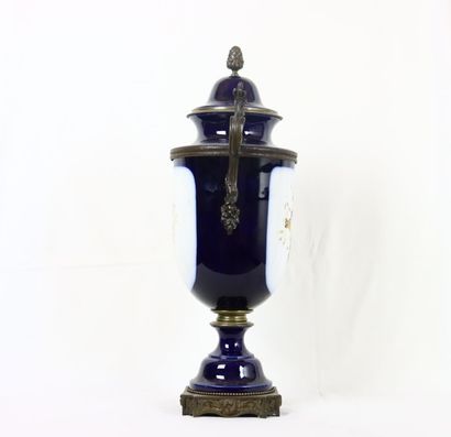 SEVRES, dans le goût de. Grand vase couvert...