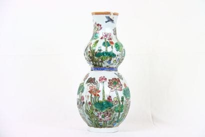 CHINE. Vase double gourde en porcelaine polychrome...