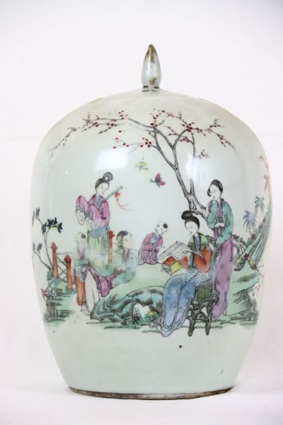 CHINE. Pot couvert en porcelaine polychrome...