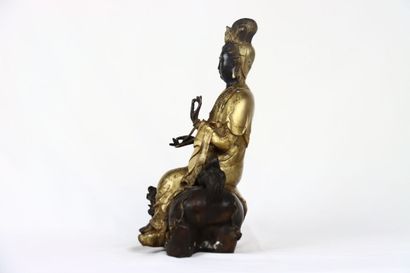 CHINE. Statuette en bronze patiné et doré...