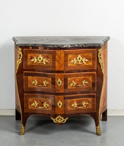 Commode galbée toutes faces en bois de placage...