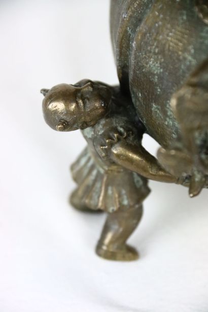 CHINE. Brûle parfum en bronze doré en forme...