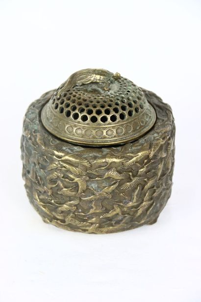 CHINE. Brûle parfum en bronze. Base circulaire...