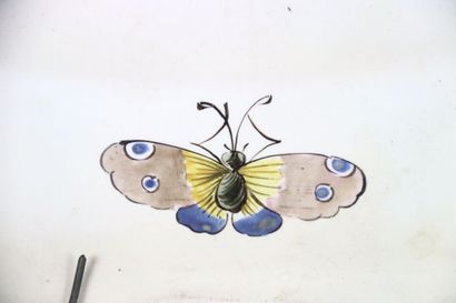 Plat en faïence polychrome de forme ovale...