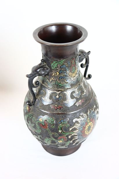 JAPON, vers 1900. Paire de vases en bronze...