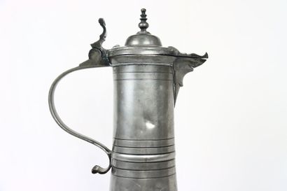Chope tronconique en étain. déversoir figurant...