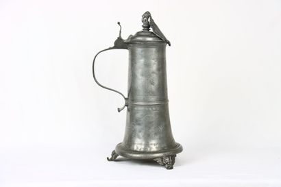 Chope tronconique en étain. Couvercle au...