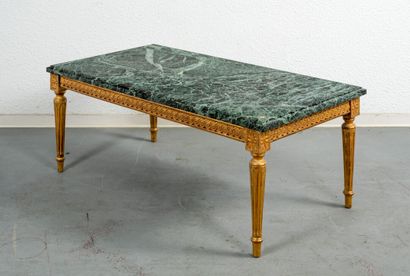 Table basse en bois mouluré et doré à ceinture...
