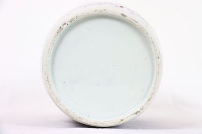 CHINE. Vase à épaulement en porcelaine à...