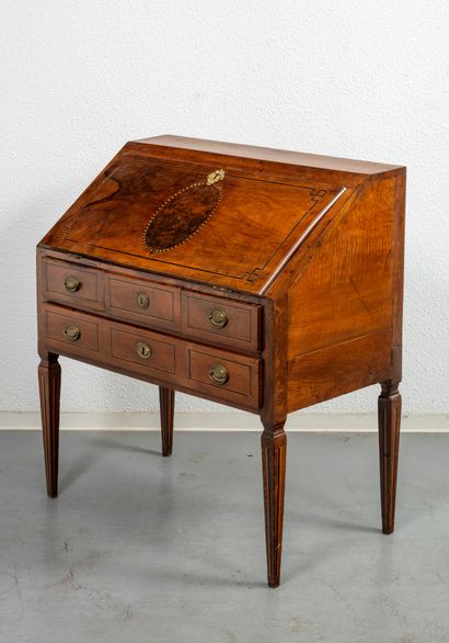 Secrétaire en pente en bois marqueté à décor...