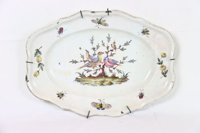 Plat en faïence polychrome de forme ovale...