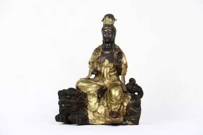 CHINE. Statuette en bronze patiné et doré...
