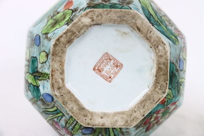 CHINE. Vase double gourde en porcelaine polychrome...