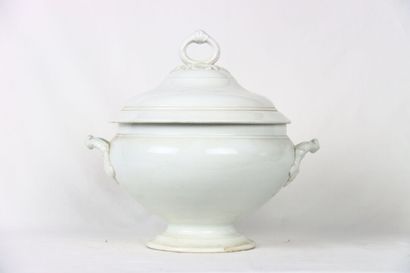 CREIL et MONTEREAU. Soupière en faïence de...