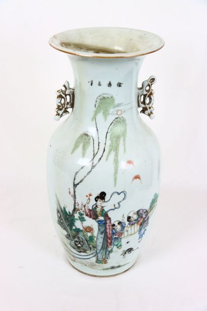 CHINE. Vase en porcelaine à décor d'une courtisane...