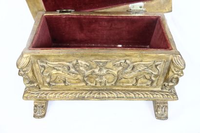 Coffret en bois sculpté et doré dans la goût...