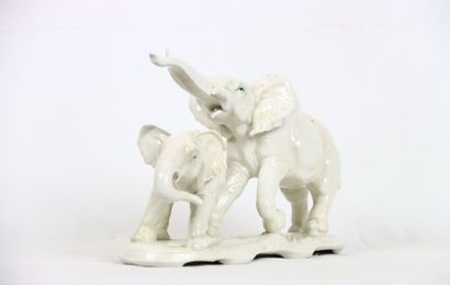 SAXE, Manufacture KARL ENS. Groupe en porcelaine...
