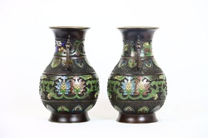 CHINE. Vase en bronze et émail cloisonné...