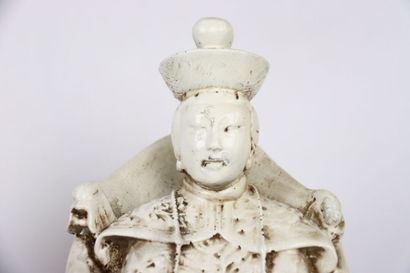 CHINE. Paire de statuettes en résine figurant...