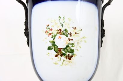SEVRES, dans le goût de. Grand vase couvert...