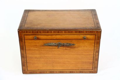Coffret en bois marqueté à filets noircis,...