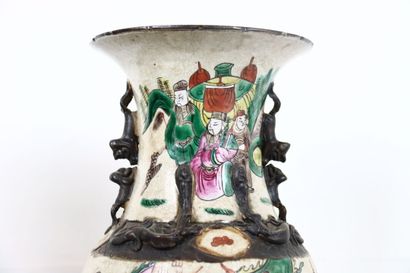 CHINE. CANTON. Paire de vases en porcelaine...