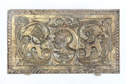 Coffret en bois sculpté et doré dans la goût...