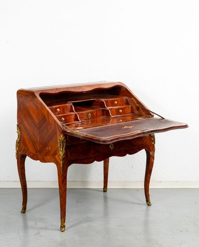 Secrétaire en pente marqueté de cartouche...