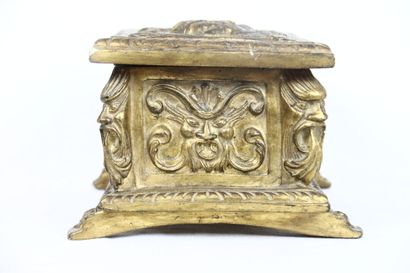 Coffret en bois sculpté et doré dans la goût...