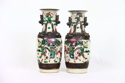 CHINE. CANTON. Paire de vases en porcelaine...