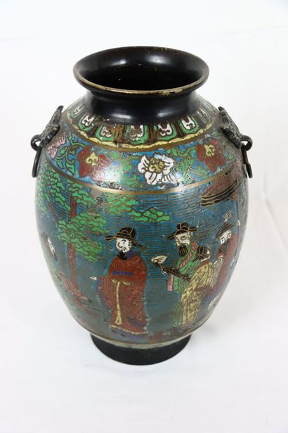 CHINE. XIX ème siècle. Vase en bronze à décor...