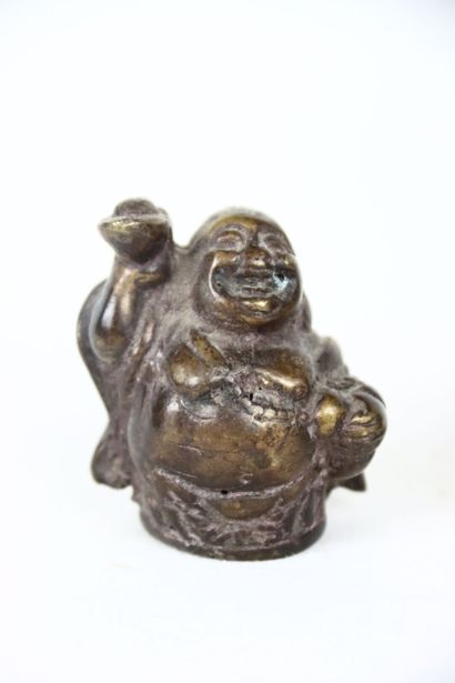 Chine. Paire de magots en bronze patiné tenant...