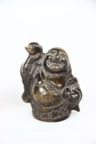 Chine. Paire de magots en bronze patiné tenant...