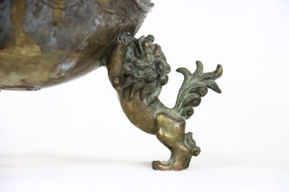 CHINE. Brûle parfum. Globe supporté par trois...