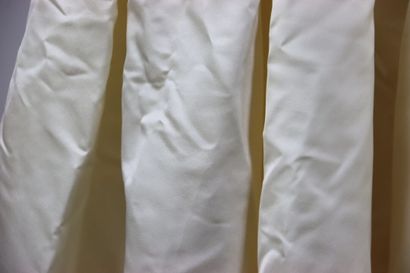 Robe de mariée en satin blanc avec voile...