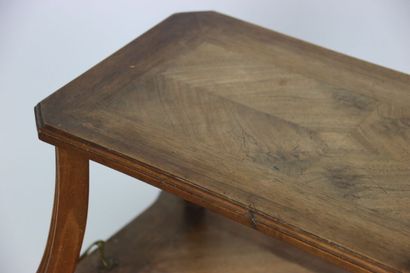 Table à thé en bois mouluré à deux plateaux....