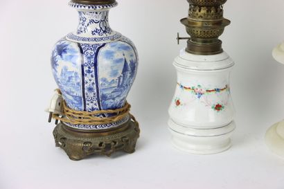 DELFT. Lampe à huile montée à l'électricité....