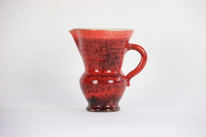 ACCOLAY. Pichet en terre cuite vernissé rouge....