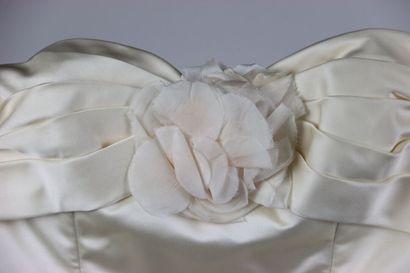 Robe de mariée en satin blanc avec voile...