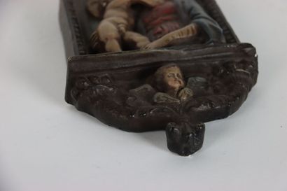 Vierge à l'enfant. Bas relief en plâtre polychrome....
