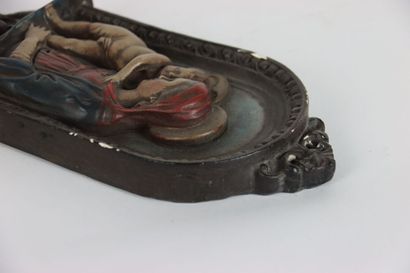 Vierge à l'enfant. Bas relief en plâtre polychrome....