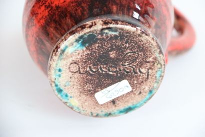 ACCOLAY. Pichet en terre cuite vernissé rouge....