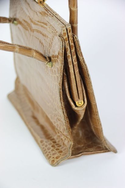 Sac à main en cuir. Double poignée. Travail...