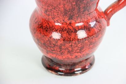 ACCOLAY. Pichet en terre cuite vernissé rouge....