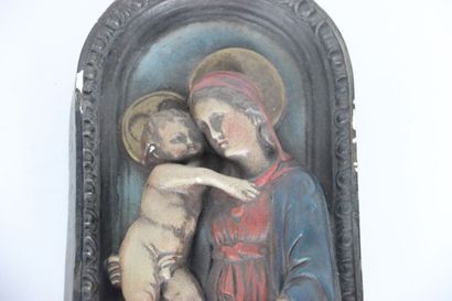 Vierge à l'enfant. Bas relief en plâtre polychrome....