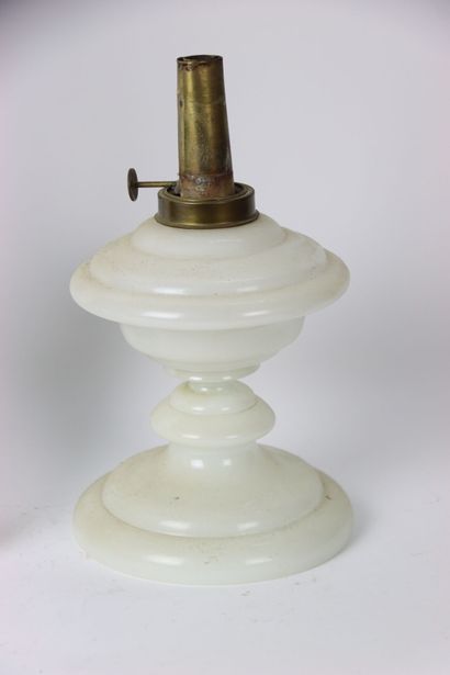 DELFT. Lampe à huile montée à l'électricité....