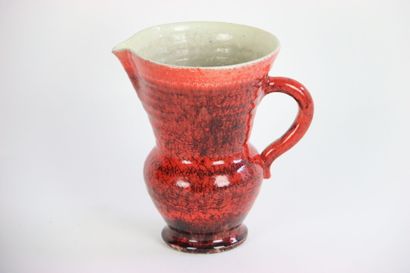 ACCOLAY. Pichet en terre cuite vernissé rouge....