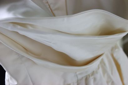 Robe de mariée en satin blanc avec voile...