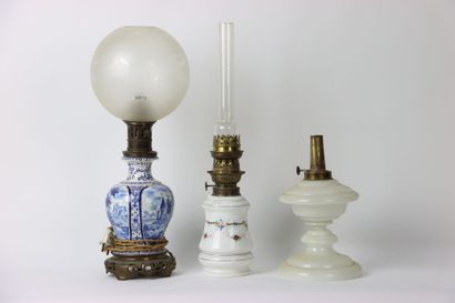 DELFT. Lampe à huile montée à l'électricité....