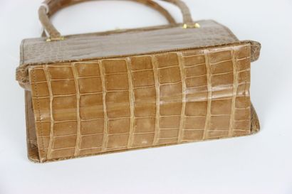 Sac à main en cuir. Double poignée. Travail...